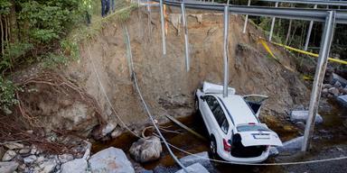 Länsväg 738 i Härnösand, där vägen rasade efter helgens skyfall. En man i 75-årsåldern omkom när hans bil drogs ner i rasmassorna.