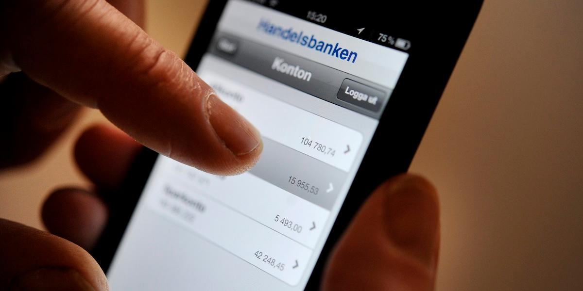 Svenskarna sparar mer pengar på bankkonton, men får lägre ränta tillbaka.