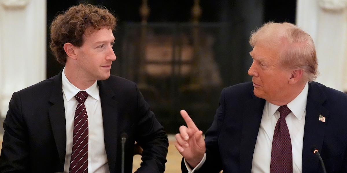 President Donald Trump tillsammans med Metas vd och medgrundare Mark Zuckerberg under AI-middagen i Vita huset.