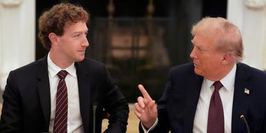 President Donald Trump tillsammans med Metas vd och medgrundare Mark Zuckerberg under AI-middagen i Vita huset.