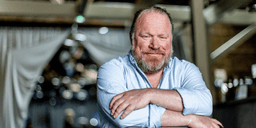 ”Jag har cancer men är inte sjuk” – Claes Malmberg om livet, jobbet och Myrna Vep