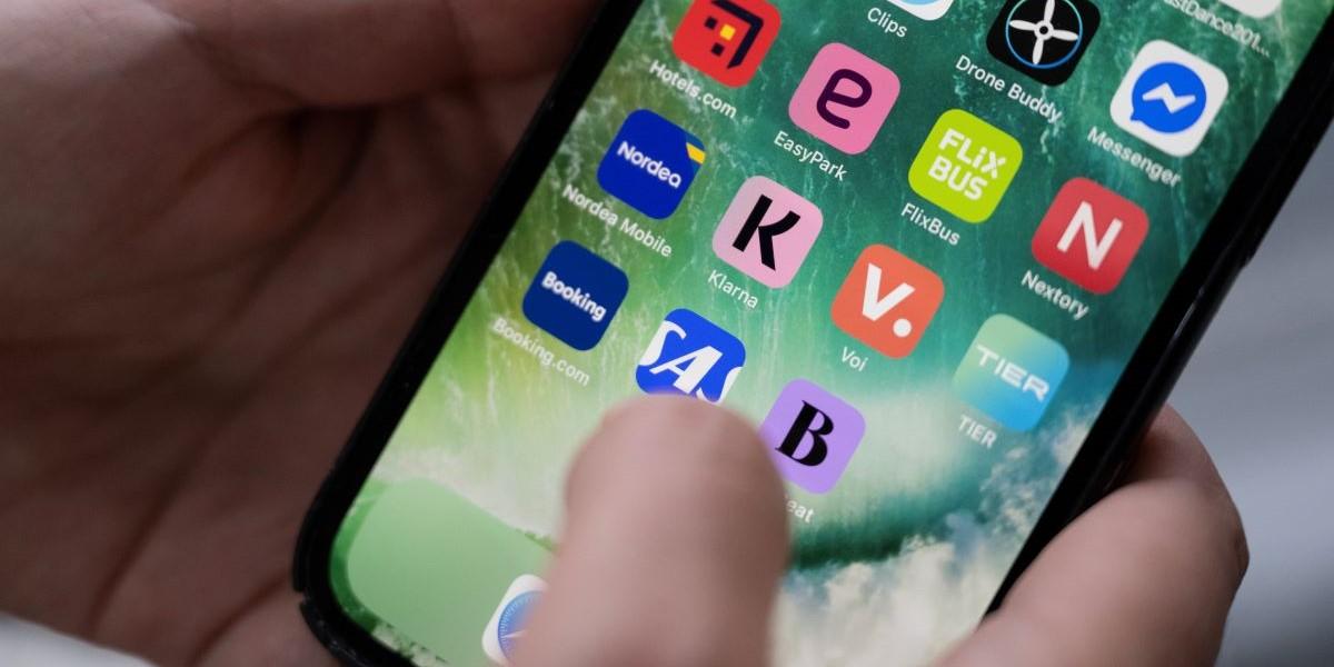 AI får allt större makt på sociala medier i Sverige visar en ny rapport.