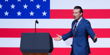 Pete Hegseth samlade ovanligt många högt uppsatta militärer för att lägga ut den nya linjen för USA:s armé. (Foto: AP /. TT / Andrew Harnik)