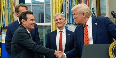 Utpressning eller affärer? Oavsett vilket så är en uppgörelse på plats mellan Vita huset och AstraZeneca. AstraZenecas vd Pascal Soriot skakar hand med Donald Trump. (Foto: Alex Brandon / AP / TT)