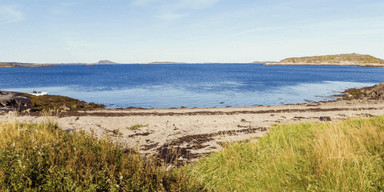Ön är minst sagt naturskön, vilket mycket väl kan vara en av anledinngarna till att den gamla ägaren vill bli av med den. (Foto: norsketomter.no)