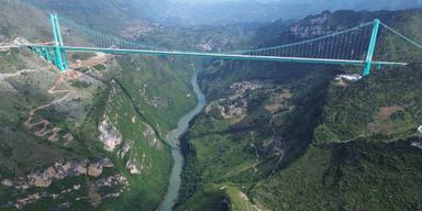 Huajiang Canyon Bridge