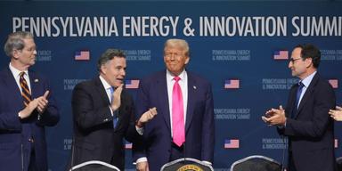 Donald Trumps administration överväger att stoppa gröna projekt för 12 miljarder dollar enligt källor till Bloomberg.