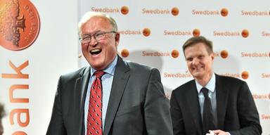 Göran Persson, ordförande i Swedbank, kan summera ett starkt kvartal. Samtidigt tappar kollegan bland storbankerna SEB mer i intäkter än vad analytikerkåren trott.