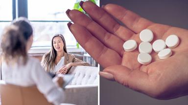 En ung tjej hos en terapeut och en hand med piller. Trots att kognitiv beteendeterapi, KBT, har lika bra effekt mot sömnproblem som sömnmedel är det tusen gånger fler som får läkemedel som behandling än KBT. Då sömnproblem ökar dramatiskt bland unga är det här extra oroande.