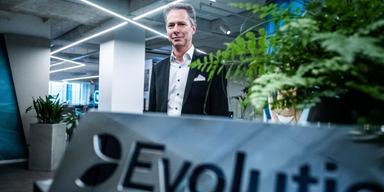 Fyra år efter att en blankarrapport med hemlig avsändare publicerades i USA - som fick miljarder att gå upp i rök - har svenska spelbolaget Evolutions vd Martin Carlesund nu fått rätt i domstol att få reda på namnet bakom.