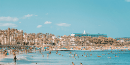 Budgetturisterna flyr Mallorca, lyxresenärerna checkar in