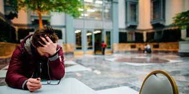 Höginkomsttagare påverkas mer negativt av ekonomiska problem, visar den franska studien