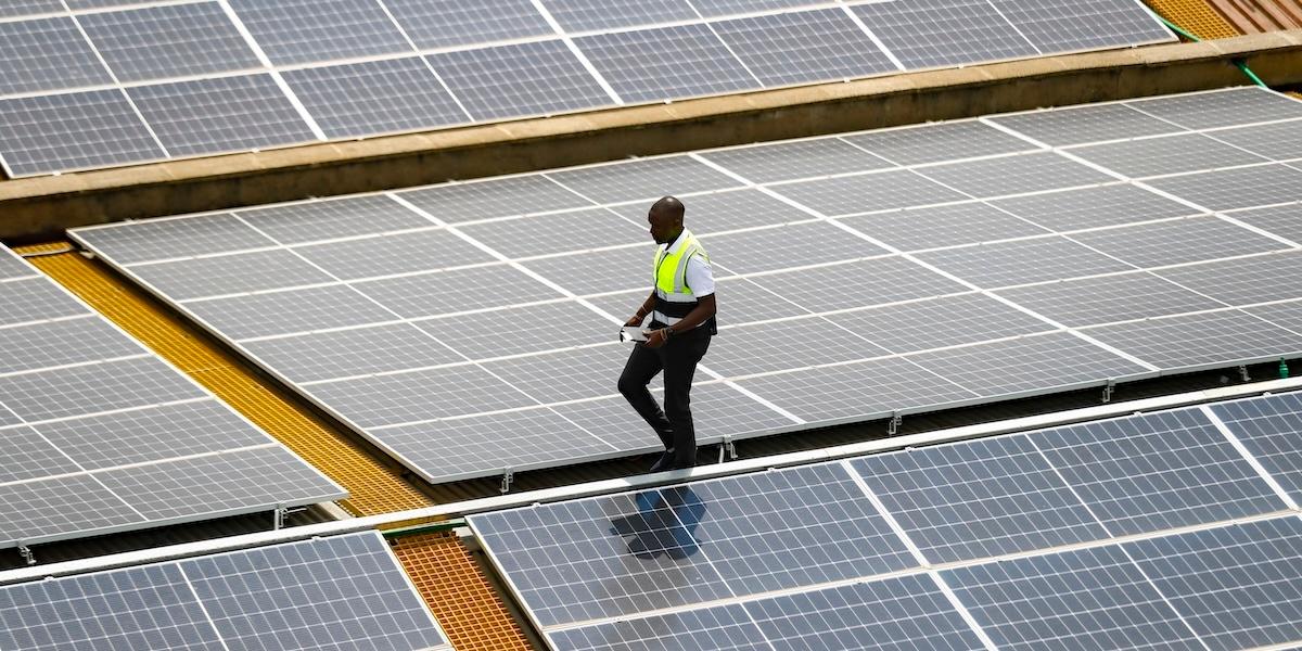 Ut med kol och in med grön el som sollceller. Afrika är med i det racet, som i Kenya på bilden.