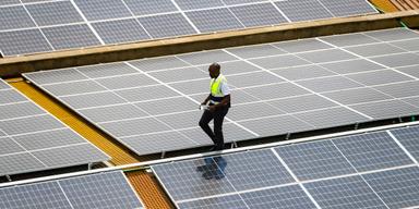 Ut med kol och in med grön el som sollceller. Afrika är med i det racet, som i Kenya på bilden.