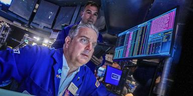 Handlare på New York-börsen under en turbulent vecka när oron sprider sig på världens marknader.