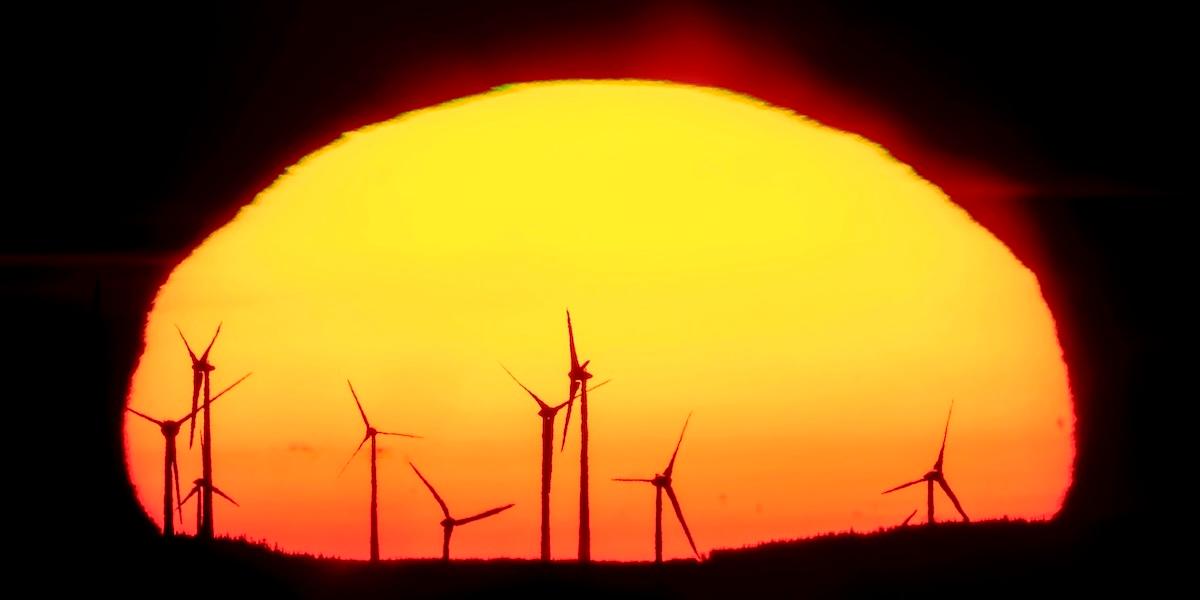 Världen går i rätt riktning när det gäller att ställa om till gröna energikällor som vind och solkraft, inför det kommande klimatmötet i Brasilien.