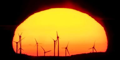 Världen går i rätt riktning när det gäller att ställa om till gröna energikällor som vind och solkraft, inför det kommande klimatmötet i Brasilien.