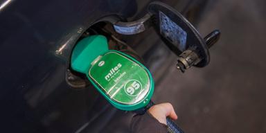 Många oljelager är stabila och oljepriset kan vara på väg ner framöver vilket kan leda till billigare priser vid pumpen.