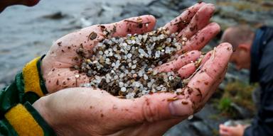 Små plastkulor eller pellets hamnar ofta i haven.