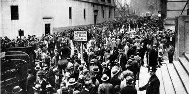 Paniken sprider sig på Wall Street den 24 oktober 1929, när rekordstora aktiefall utlöser massförsäljning – dagen som gått till historien som starten på börskraschen