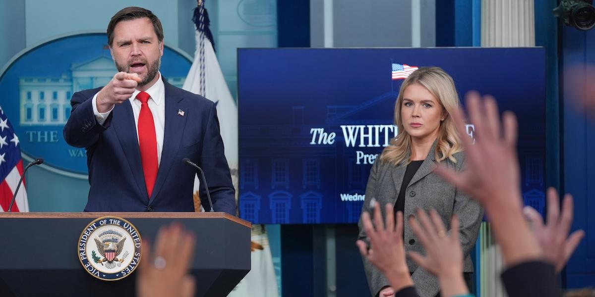Vicepresident J.D. Vance och Vita husets pressekreterare Karoline Leavitt under presskonferensen i Vita huset om nedstängningen. (
