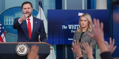 Vicepresident J.D. Vance och Vita husets pressekreterare Karoline Leavitt under presskonferensen i Vita huset om nedstängningen. (