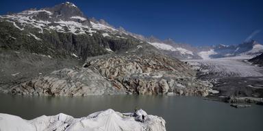 Europas glaciärer smälter snabbt, som Rhône-glaciären i Schweiz.
