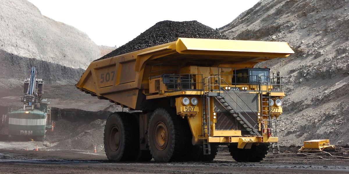 En lastbil fraktar kol vid Spring Creek-gruvan nära Decker i Montana. Gruvan, som i dag drivs av Navajo Transitional Energy Company, ligger intill det område där USA nyligen höll sin största kolauktion på över ett decennium.