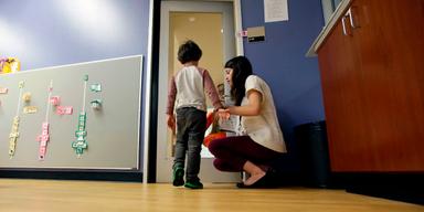 En fyraåring med autism tränar sociala färdigheter vid University of Texas i Dallas. Allt fler barn i USA får diagnosen autism.