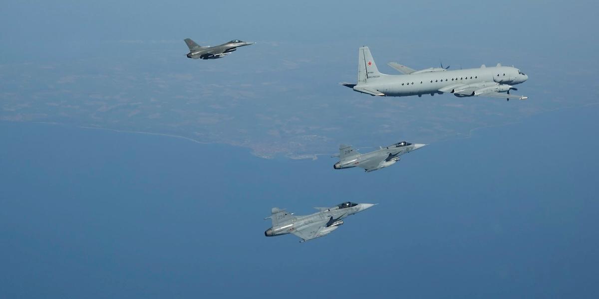 Svenska Jas 39 Gripen och danska F-16 följer ett ryskt signalspaningsplan IL-20 över Östersjön 2023. Samtidigt har flera misstänkta ryska drönare observerats nära Natoländers luftrum den senaste tiden.