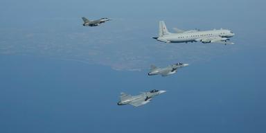Svenska Jas 39 Gripen och danska F-16 följer ett ryskt signalspaningsplan IL-20 över Östersjön 2023. Samtidigt har flera misstänkta ryska drönare observerats nära Natoländers luftrum den senaste tiden.
