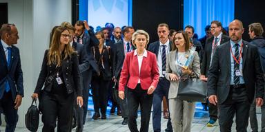 ”Vi är alla överens om att unga människor bör nå en viss ålder innan de röker, dricker eller får tillgång till vuxeninnehåll. Samma sak kan sägas om sociala medier”, sa von der Leyen