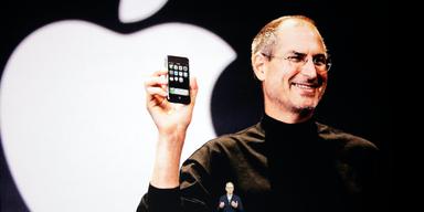 Steve Jobs, här med nuvarande vd Tim Cook i förgrunden