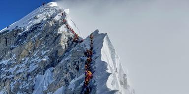 Bergsbestigare i kö på väg mot toppen av Mount Everest i Nepal. Arkivbild.