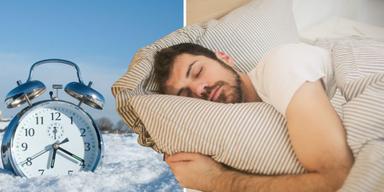 En väckarklocka i snö och en man sover. När vi natten mellan den 25 och 26 oktober ställer om klockorna till vintertid får vi sova en timme längre, men det kan göra att vi tappar fokus och blir mindre produktiva.