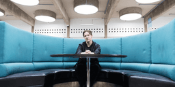 Garplind flyr vardagen – tar med kändiseliten på semesterterapi