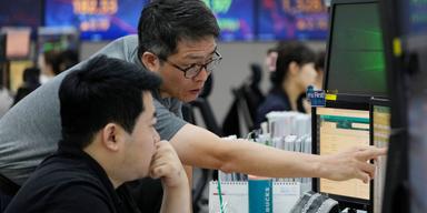 Börserna i Asien, och särskilt Japan, föll under natten mot tisdag svensk tid.