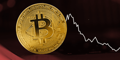 Bitcoin har rasat över 40 000 dollar på bara en månad. Det motsvarar extrema utflöden i investerat kapital.