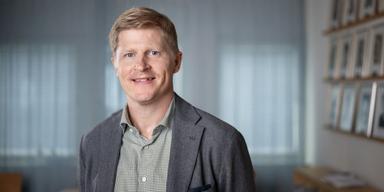 "För 15 år sen var det 60 procent dyrare att handla storbolag i Sverige än vad det var i USA. Den skillnaden är i dag i princip borta", berättar Björn Hagströmer, Professor i finansiell ekonomi på Stockholms universitet, om sin senaste forskning för SNS.