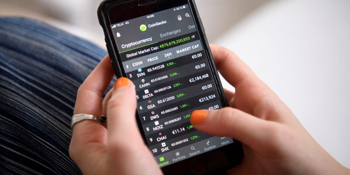 En 50 årig kvinna var börsmiljonär utan att veta om det. Nu undrar hon hur hon ska tänka.