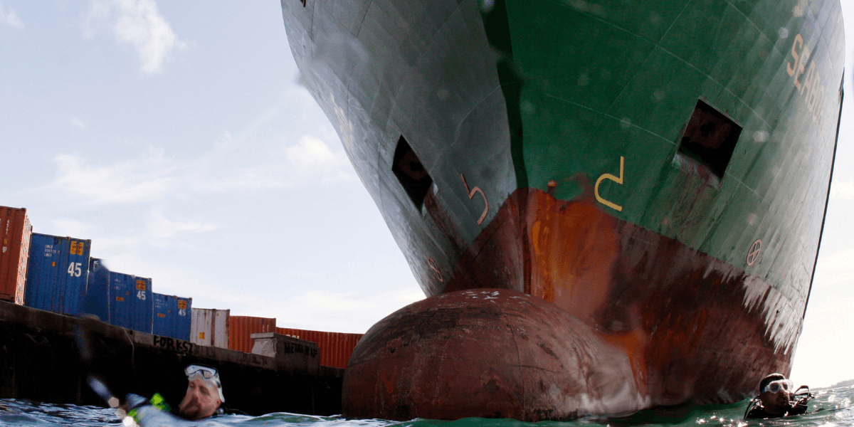 Dykare framför fartyg