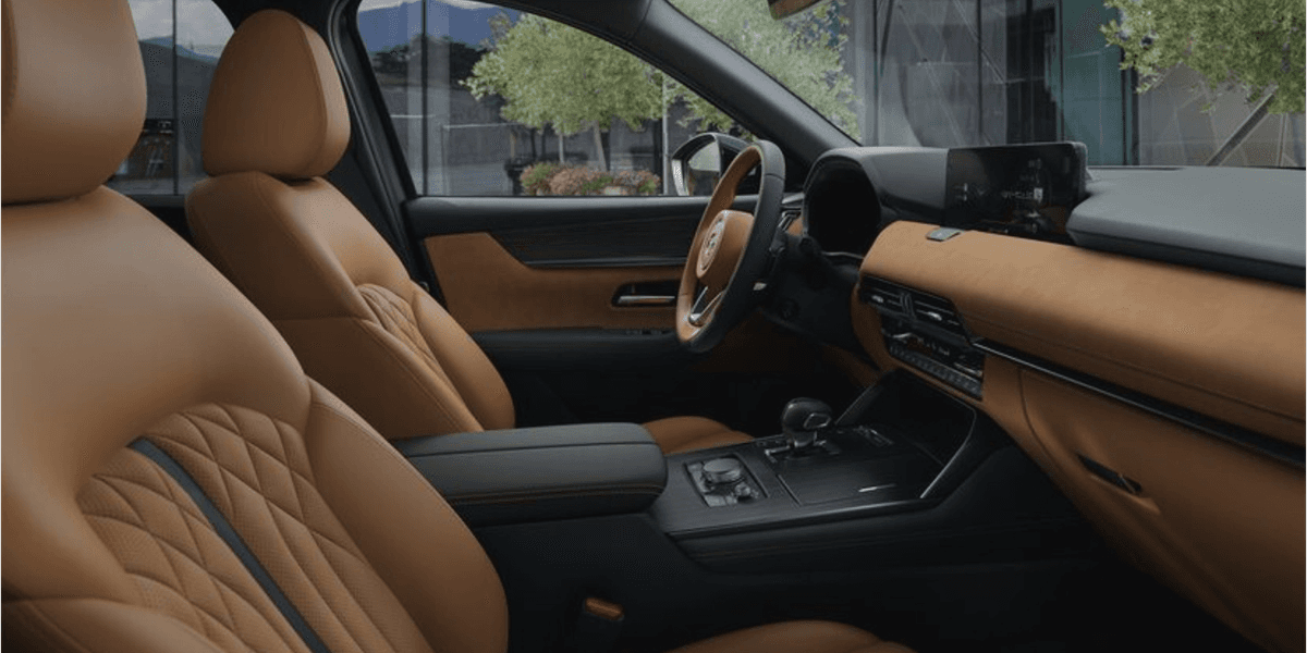 Nya Mazda med härlig brun nappaläder. (Foto: Mazda)