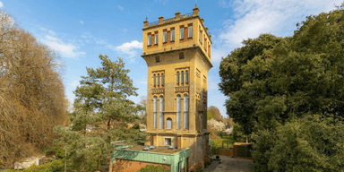 Det ikoniska vattentornet bjuder på exklusivt boende och utsikt över både floden Alde och Nordsjön.