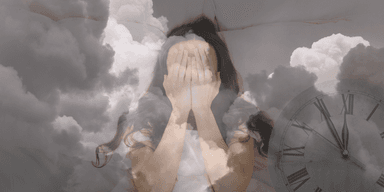 Person i sängen med händerna över ansiktet, omgiven av moln och en klocka, som symboliserar hur minnen och känslor kan omformas under NREM-sömn.