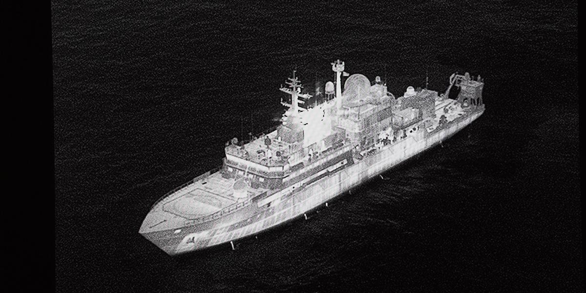 Spionfartyget Yantar befinner sig utanför Skottlands kust och kan angripas av Storbrittannien om det fortsätter söderut.