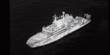 Spionfartyget Yantar befinner sig utanför Skottlands kust och kan angripas av Storbrittannien om det fortsätter söderut.