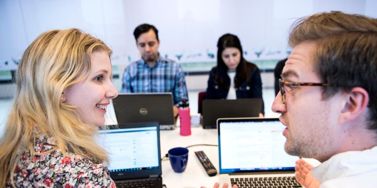 Anställda arbetar vid sina datorer på en svensk arbetsplats, där sjukfrånvaron fortsätter att förändras enligt nya siffror.