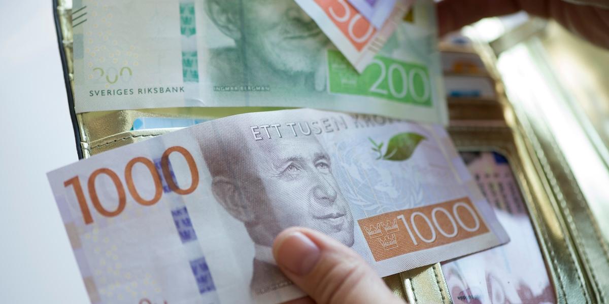 Många hushåll håller hårt i plånboken, trots bättre tider, visar Swedbanks nya rapport.