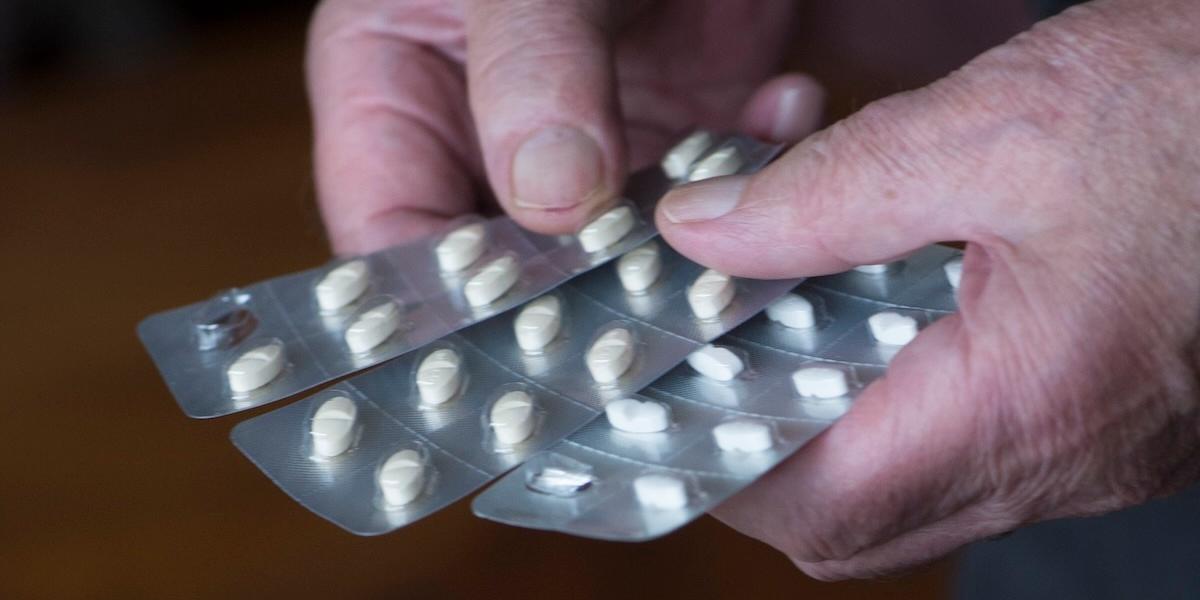 Att få ner kolesterol-nivåerna bland befolkningen kan snart ske med hjälp av genbehandling istället för att ta piller livet ut.