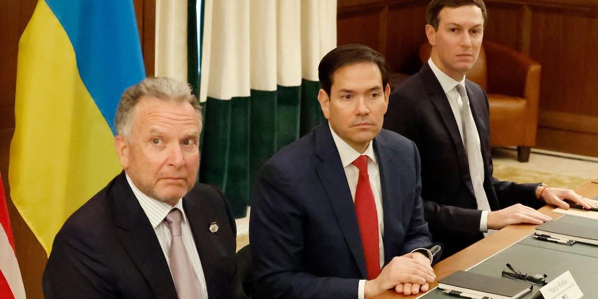 Specialsändebudet Steve Witkoff, vänster, USA:s utrikesminister Marco Rubio, mitten, och Jared Kushner deltog i ett möte med ukrainska tjänstemän under söndagen.
